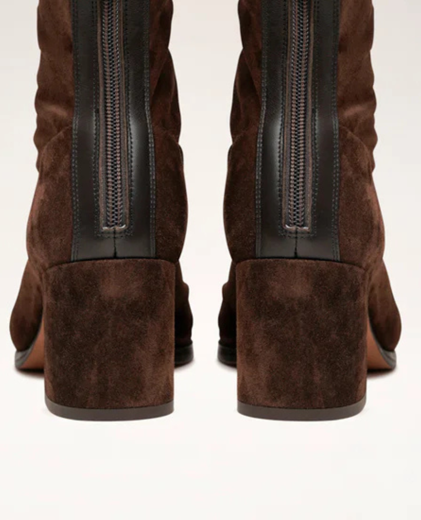 Square-toe heeled boots